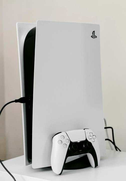 Jugadores alrededor de una mesa multijuegos